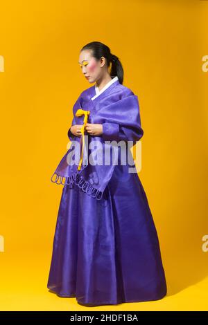 Femme coréenne vêtue de la robe traditionnelle de son pays Banque D'Images