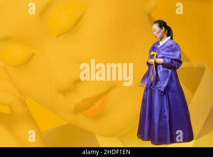 Femme coréenne vêtue de la robe traditionnelle de son pays Banque D'Images