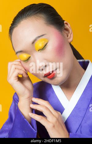 Femme coréenne vêtue de la robe traditionnelle de son pays Banque D'Images