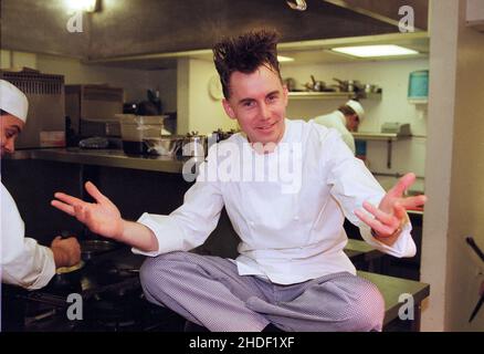 Gary Rhodes, célèbre chef photographié dans son restaurant Pimlico « Rhodes in the Square », Dolphin Square, Londres SW1, 11th décembre 1998. Banque D'Images