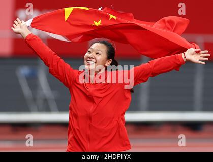 (220106) -- BEIJING, le 6 janvier 2022 (Xinhua) -- Liu Shiying of China célèbre après avoir remporté la finale du lancer de javelot féminin aux Jeux Olympiques de Tokyo 2020, à Tokyo, au Japon, le 6 août 2021.(Xinhua/LAN Hongguang) Banque D'Images