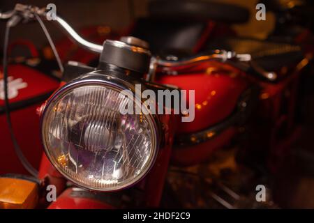 Gros plan d'un phare de moto d'époque Banque D'Images