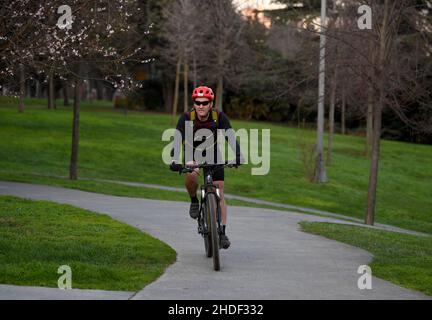 (220106) -- ISTANBUL, 6 janvier 2022 (Xinhua) -- Un homme fait du vélo à Istanbul, Turquie, 5 janvier 2022.(Xinhua/Shadati) Banque D'Images