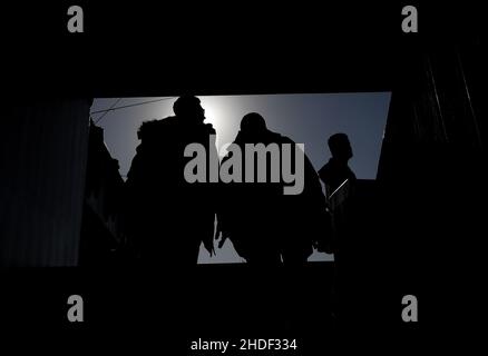 (220106) -- ISTANBUL, 6 janvier 2022 (Xinhua) -- les gens profitent du soleil d'hiver sur les rives du détroit du Bosphore à Istanbul, Turquie, 5 janvier 2022.(Xinhua/Shadati) Banque D'Images