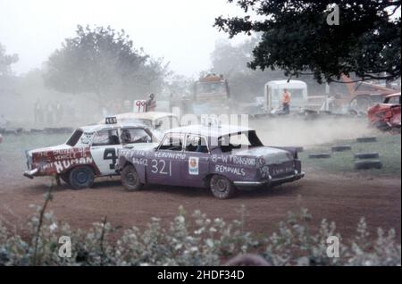 La Grande-Bretagne se livre aux courses de chevaux avec des voitures qui s'écrasant l'une dans l'autre.Concept de l'accumulation de trois voitures.1970s, historique Banque D'Images