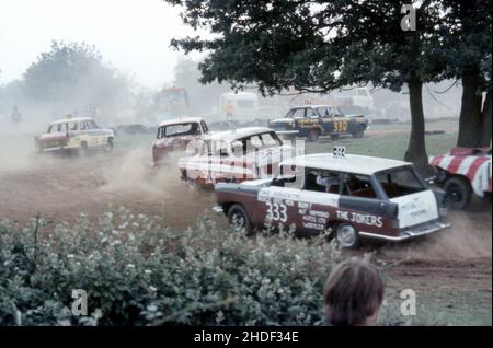 Banger Racing UK avec des voitures peintes avec des nombres et des slogans tels que les jokers 333.1970s, historique Banque D'Images