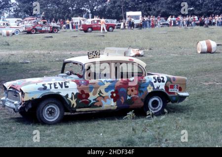 UK Banger course avec un Humber Hawk coloré couvert de fleurs peintes et le nom Steve 562 Banque D'Images