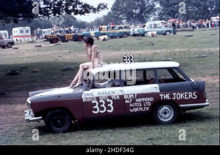 Banger Racing uk avec des femmes dans un bikini assis sur le capot de la voiture peinte avec Dave Budgen et les jokers 333 Banque D'Images