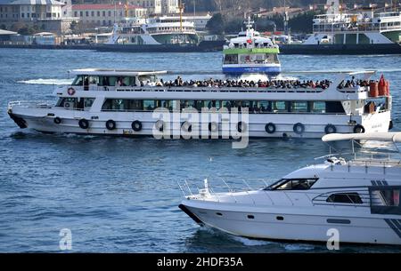 (220106) -- ISTANBUL, 6 janvier 2022 (Xinhua) -- les touristes visitent le détroit du Bosphore à Istanbul, Turquie, 5 janvier 2022.(Xinhua/Shadati) Banque D'Images