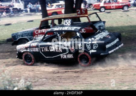 Course de Banger avec des voitures peintes en couleurs avec des noms comme le Coffin.1970s, sport automobile Banque D'Images