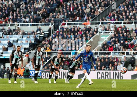 Jorginho de Chelsea marque un but à partir d'une pénalité pour le faire 3-0 - Newcastle United contre Chelsea, Premier League, St James' Park, Newcastle upon Tyne, Royaume-Uni - 30th octobre 2021 usage éditorial seulement - des restrictions DataCo s'appliquent Banque D'Images