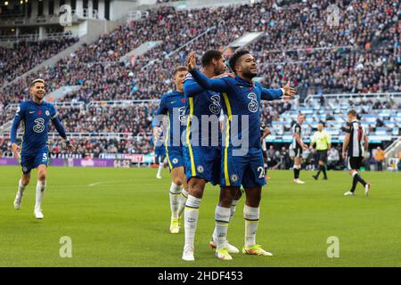 Reece James, de Chelsea, est félicité après avoir obtenu un score pour atteindre son objectif 1-0 - Newcastle United contre Chelsea, Premier League, St James' Park, Newcastle upon Tyne, Royaume-Uni - 30th octobre 2021 usage éditorial exclusif - des restrictions DataCo s'appliquent Banque D'Images