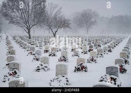 La neige tombe dans la section 60 du cimetière national d'Arlington, à Arlington, en Virginie, le 3 janvier 2022.C'était la première neige de l'année.L'article 60 est le dernier lieu de repos pour les anciens combattants des guerres en Afghanistan et en Irak.Photo par Elizabeth Fraser/US Army via CNP/ABACAPRESS.COM Banque D'Images