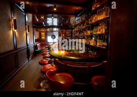 Hambourg, Allemagne.30th novembre 2021.Vue sur le bar Jahreszeiten de l'hôtel de luxe 'Vier Jahreszeiten'.L'hôtel sur le Binnenalster célèbre son anniversaire de 125th l'année prochaine.Credit: Marcus Brandt/dpa/Alay Live News Banque D'Images
