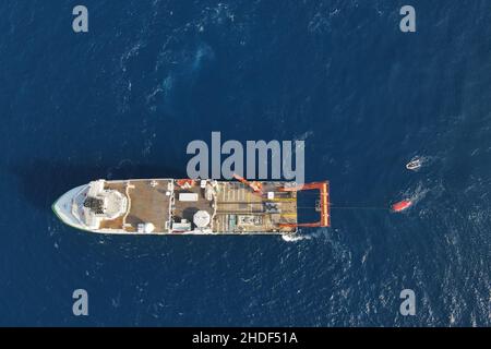 Pékin, Chine.16th avril 2021.La photo aérienne prise le 16 avril 2021 montre le submersible en haute mer Shenhai Yongshi (guerrier en haute mer) et son navire-mère Tansuo-2.Credit: Zhang Liyun/Xinhua/Alay Live News Banque D'Images