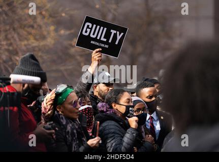 (220106) -- BEIJING, le 6 janvier 2022 (Xinhua) -- des gens se rassemblent à l'extérieur du Hennepin County Government Center en réaction au verdict du procès selon lequel l'ancien policier de Minneapolis Derek Chauvin a été reconnu coupable de tous les chefs d'accusation à Minneapolis, Minnesota, États-Unis, le 20 avril 2021.(Photo de Ben Brewer/Xinhua) Banque D'Images