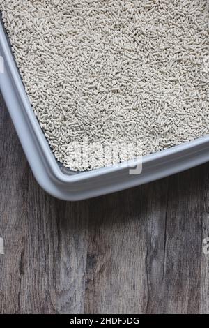 Boîte à litière pour chats avec litière en tofu biodégradable et facile à laver.Produit écologique pour animaux domestiques.Copier l'espace Banque D'Images