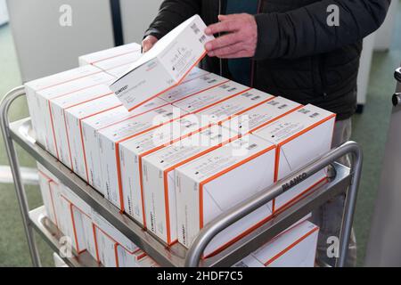 Bielefeld, Allemagne.06th janvier 2022.Les tests rapides Corona sont stockés dans une salle par le lycée Max Planck.Les opérations scolaires sont confrontées à des défis majeurs pendant la crise de Corona.Les mesures comportementales, les mesures d'hygiène et de protection, la ventilation, le port de la protection bouche-nez et les cas de quarantaine répétés doivent être gérés.Credit: Friso Gentsch/dpa/Alay Live News Banque D'Images