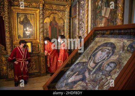 ISTANBUL, TURQUIE - 06 janvier 2022 : des garçons orthodoxes grecs attendent de participer à une marche menée par le Patriarche œcuménique orthodoxe grec Bartholomée I de C Banque D'Images