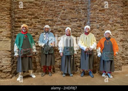 VENISE, ITALIE - JANVIER 06 : Befane pose pour un portrait avant la régate le 06 janvier 2022 à Venise, Italie.Dans le folklore italien, la Befana est une vieille femme qui livre des cadeaux aux enfants dans toute l'Italie à la fête de l'Epiphanie le 6 janvier d'une manière similaire à Saint-Nicolas ou le Père Noël: Stefano Mazzola/Awakening/Alamy Live News Banque D'Images