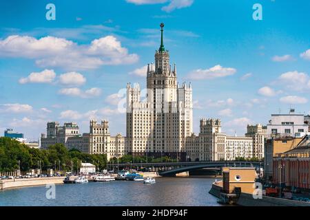 Moscou, Russie - 26 juin 2020 : gratte-ciel de Staline sur le remblai de Kotelnicheskaya.Résidence prestigieuse au centre de la capitale de la Russie.Photo de haute qualité Banque D'Images