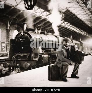 rétro, attente, voie de chemin de fer, locomotive à vapeur, voyage,voyageur, ancien, style rétro, voies de chemin de fer, locomotives à vapeur,voyages, voyage, Banque D'Images