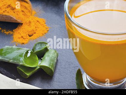 crédits de maison, aloe vera, boisson chaude, curcuma, crédits de maison,aloe veras, boissons chaudes, curcuma, curcuma Banque D'Images