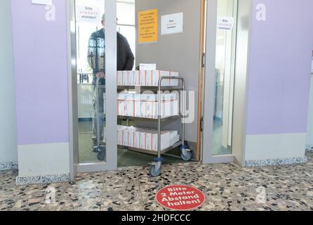 Bielefeld, Allemagne.06th janvier 2022.Les tests rapides de Corona sont poussés hors d'une salle de l'école secondaire Max Planck.Les opérations scolaires sont confrontées à des défis majeurs pendant la crise de Corona.Les mesures comportementales, les mesures d'hygiène et de protection, la ventilation, le port de la protection bouche-nez et les cas de quarantaine répétés doivent être gérés.Credit: Friso Gentsch/dpa/Alay Live News Banque D'Images