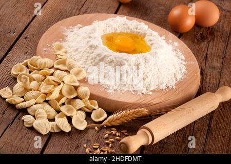 fait maison, pâtes, orecchiette, mades maison, variété de noddle,variété de pâtes, pâtes Banque D'Images