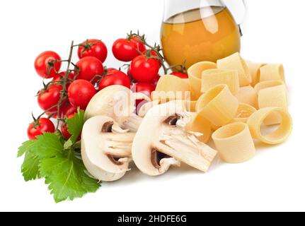 huile d'olive, tomate, pâtes, champignons, ingrédients,huiles d'olive, tomates, tomates, tomates, noddles,pâtes, champignons, ingrédient Banque D'Images