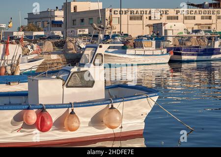 Guilde de pêcheurs avec bateaux de pêche dans le port de la ville de Santa Pola dans la province d'Alicante, Espagne, Europe Banque D'Images