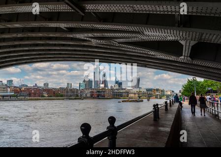 Vue sur la ville de Londres depuis le pont de chemin de fer de Blackfriars Banque D'Images