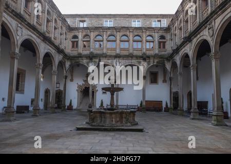 Vue sur une fontaine près de l'un des bâtiments de la cathédrale de Saint-Jacques-de-Compostelle, en Espagne Banque D'Images