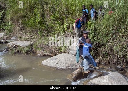 Papouasie-Nouvelle-Guinée; Hautes-terres orientales; Goroka; Namta (Mefenga); traversée d'une rivière sauvage dans la brousse. Überqueren eines wilden Flusses im Busch. Rwąca rzeka Banque D'Images