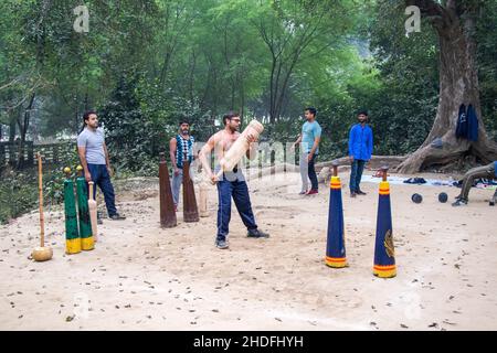 Les lutteurs indiens non identifiés font de l'exercice en levant leurs équipements traditionnels près de ganga Ghat à Varanasi, Uttar Pradesh, Inde. Banque D'Images