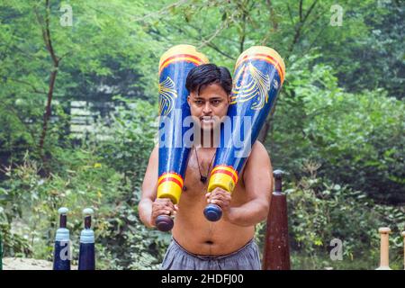 Les lutteurs indiens non identifiés font de l'exercice en levant leurs équipements traditionnels près de ganga Ghat à Varanasi, Uttar Pradesh, Inde. Banque D'Images