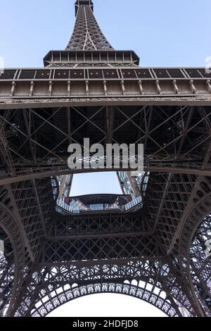 Vue verticale à angle bas des poutres en acier de la Tour Eiffel à Paris, France Banque D'Images