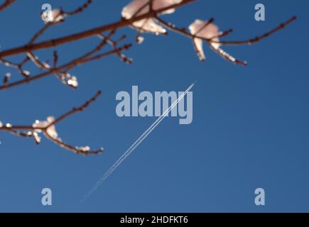 Un avion à réaction quitte un contrail dans son sillage alors qu'il survole un Sud-Ouest américain gelé. Banque D'Images