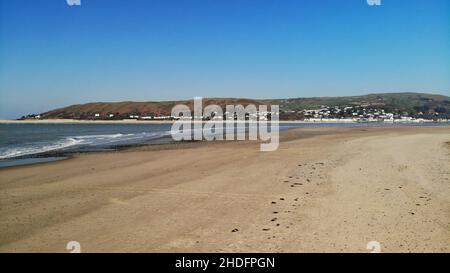 Photographie aérienne de la plage de Ynyslas, dunes de sable, mer, estuaire, surplombant Aberdyfi Banque D'Images