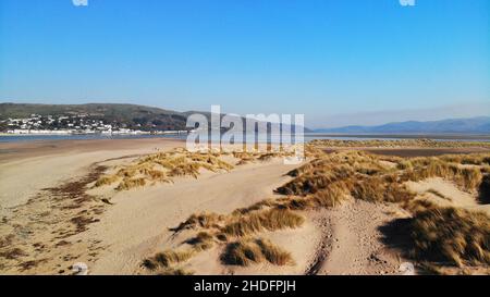 Photographie aérienne de la plage de Ynyslas, dunes de sable, mer, estuaire, surplombant Aberdyfi Banque D'Images