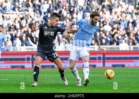 Rome, Italie.06th janvier 2022.Luis Alberto (SS Lazio) Samuele Ricci (Empoli FC) lors de la Ligue italienne de championnat de football Un match de 2021/2022 entre SS Lazio vs Empoli FC au stade Olimpic de Rome le 06 janvier 2021.Crédit : Live Media Publishing Group/Alay Live News Banque D'Images