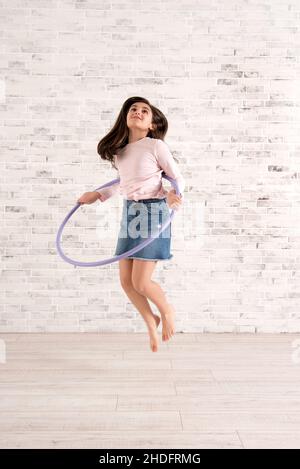 fille, saut, pieds nus, hula hoop, filles,cavalier, saut, sauts, barefoots, hula hoops,arceau en plastique Banque D'Images