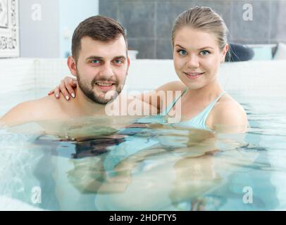 Jeune famille dans le jacuzzi Banque D'Images