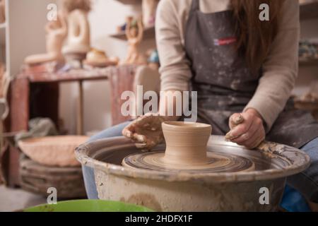Femme méconnue travaillant sur la roue des potiers à art worksop, espace de copie Banque D'Images