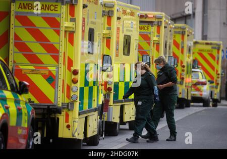 Londres, Royaume-Uni.6th janvier 2022.24 les Trusts de toute l'Angleterre ont déclaré un incident critique en raison des pressions de Covid.Patients arrivant à l'hôpital Royal London à Whitechapel.Les cas de virus Omicron continuent d'augmenter.Les hôpitaux sont soumis à une pression intense et jusqu'à 10 % du personnel est en congé de maladie.Les hôpitaux ont également un énorme arriéré d'opérations et de traitements de routine.Crédit : Mark Thomas/Alay Live News Banque D'Images