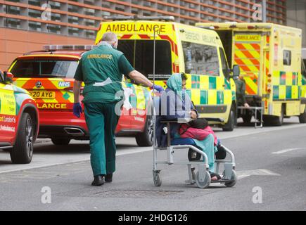 Londres, Royaume-Uni.6th janvier 2022.24 les Trusts de toute l'Angleterre ont déclaré un incident critique en raison des pressions de Covid.Patients arrivant à l'hôpital Royal London à Whitechapel.Les cas de virus Omicron continuent d'augmenter.Les hôpitaux sont soumis à une pression intense et jusqu'à 10 % du personnel est en congé de maladie.Les hôpitaux ont également un énorme arriéré d'opérations et de traitements de routine.Crédit : Mark Thomas/Alay Live News Banque D'Images