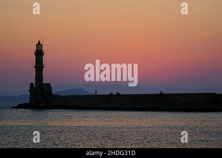 Phare dans l'ancien port vénitien à Chania, Crète, Grèce au coucher du soleil Banque D'Images