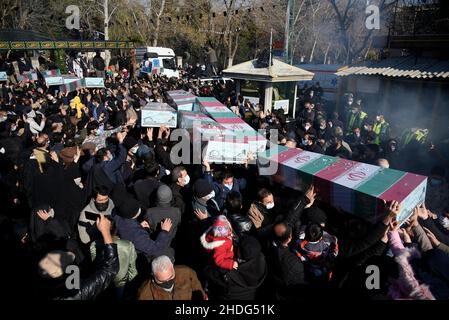 Téhéran, Iran.06th janvier 2022.Les gens portent des cercueils à pavillon de martyrs inconnus tués lors de la guerre Iran-Irak de 1980-88 et dont les restes ont été récemment récupérés sur les champs de bataille.(Photo de Sobhan Farajvan/Pacific Press) crédit: Pacific Press Media production Corp./Alay Live News Banque D'Images