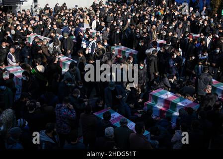 Téhéran, Iran.06th janvier 2022.Les funérailles de 150 martyrs inconnus iraniens qui ont été tués pendant la guerre Iran-Irak de 1980-88 et dont les restes ont récemment été récupérés dans les champs de bataille.(Photo de Sobhan Farajvan/Pacific Press) crédit: Pacific Press Media production Corp./Alay Live News Banque D'Images