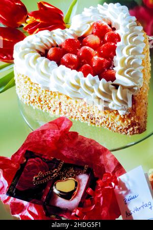 en forme de coeur, tarte aux fraises, pour la fête des mères, galettes en forme de coeur, tartes aux fraises,pour les jours de mère Banque D'Images